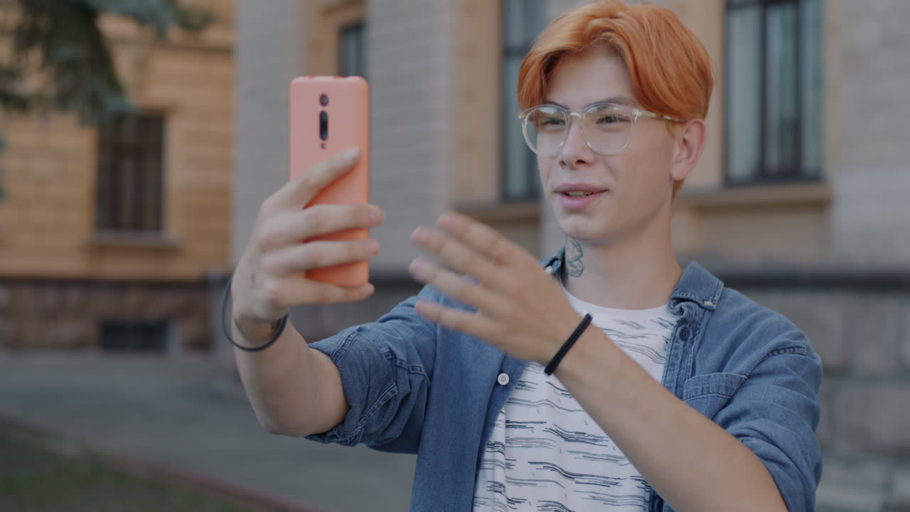 Adolescente che si fa un selfie o una videochiamata