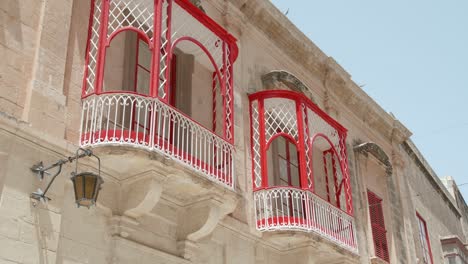 balcones rojos tradicionales en la ciudad medieval de mdina en malta