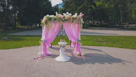 lugar de la boda y mesa con champán en la antena del parque verde