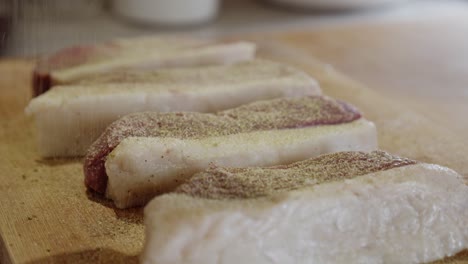 sazonar filetes de carne con pimienta, ajo en polvo y romero en polvo