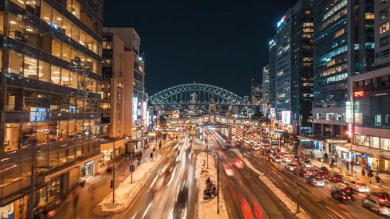 Una vibrante transizione del paesaggio urbano dal giorno alla notte, che mostra un incrocio vivace e un ponte iconico illuminato dalle luci della città e dall'atmosfera serale