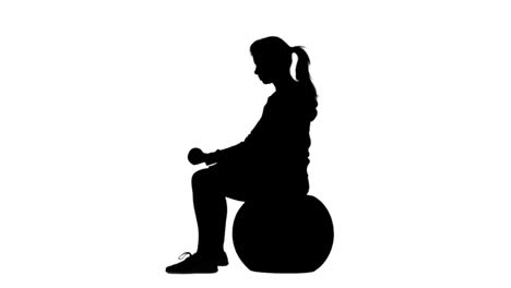 Silhouette-Einer-Frau,-Die-Hanteln-Auf-Einem-Gymnastikball-Hebt