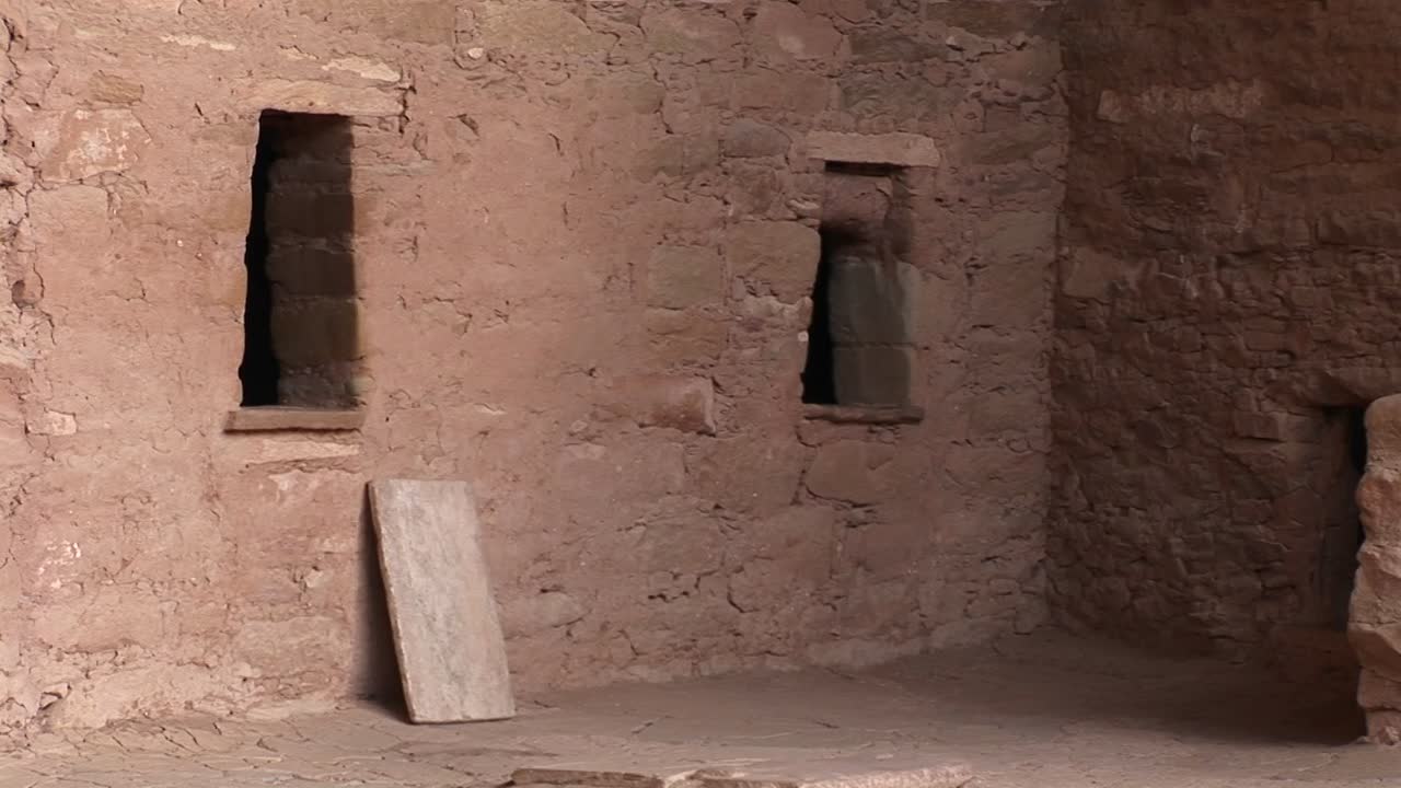 plano medio de las ruinas de un acantilado nativo americano que habita en el parque nacional mesa verde