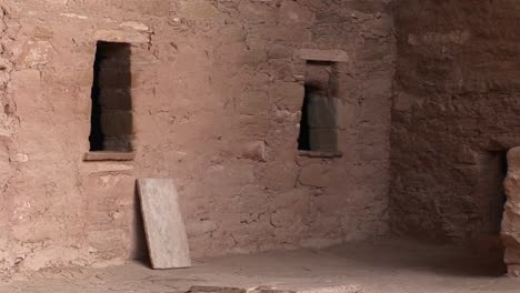 Mediumshot-De-Ruinas-De-Un-Acantilado-Nativo-Americano-Que-Habita-En-El-Parque-Nacional-Mesa-Verde