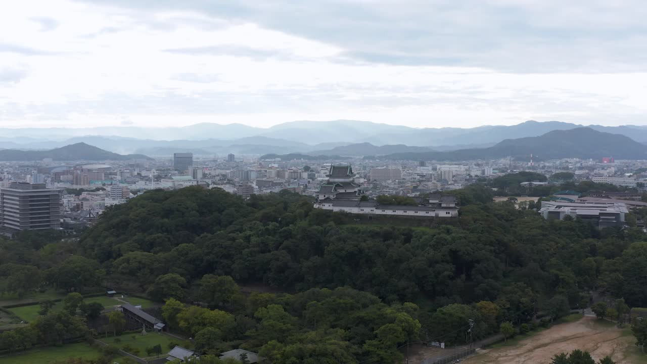 vista aérea del castillo y la ciudad de wakayama en el horizonte, kansai japón