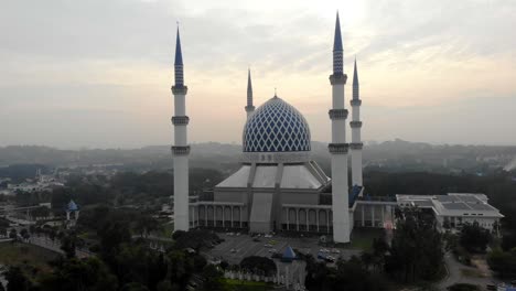 vista aérea de la mezquita del sultán salahuddin abdul aziz o localmente conocida como la mezquita shah alam