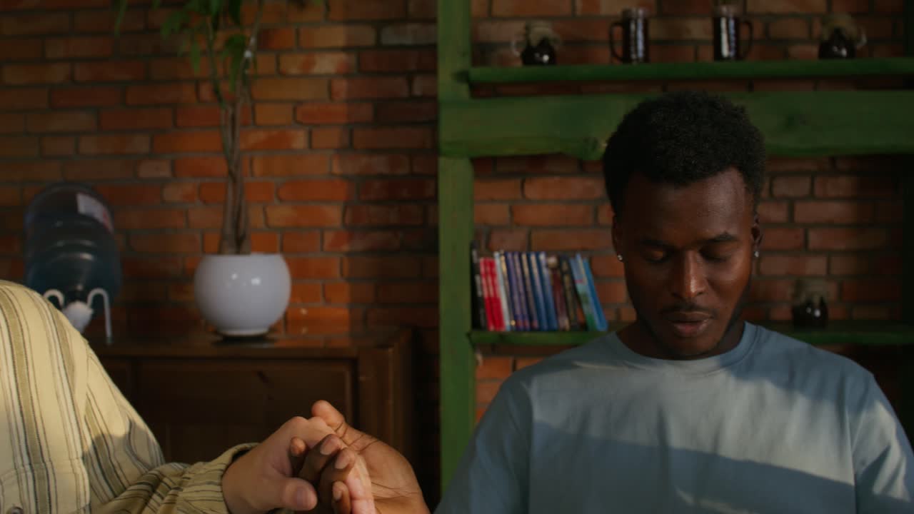 personas orando juntas