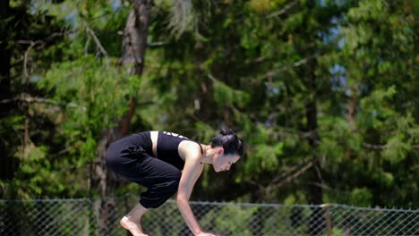 Mujer-Haciendo-En-El-Jardin