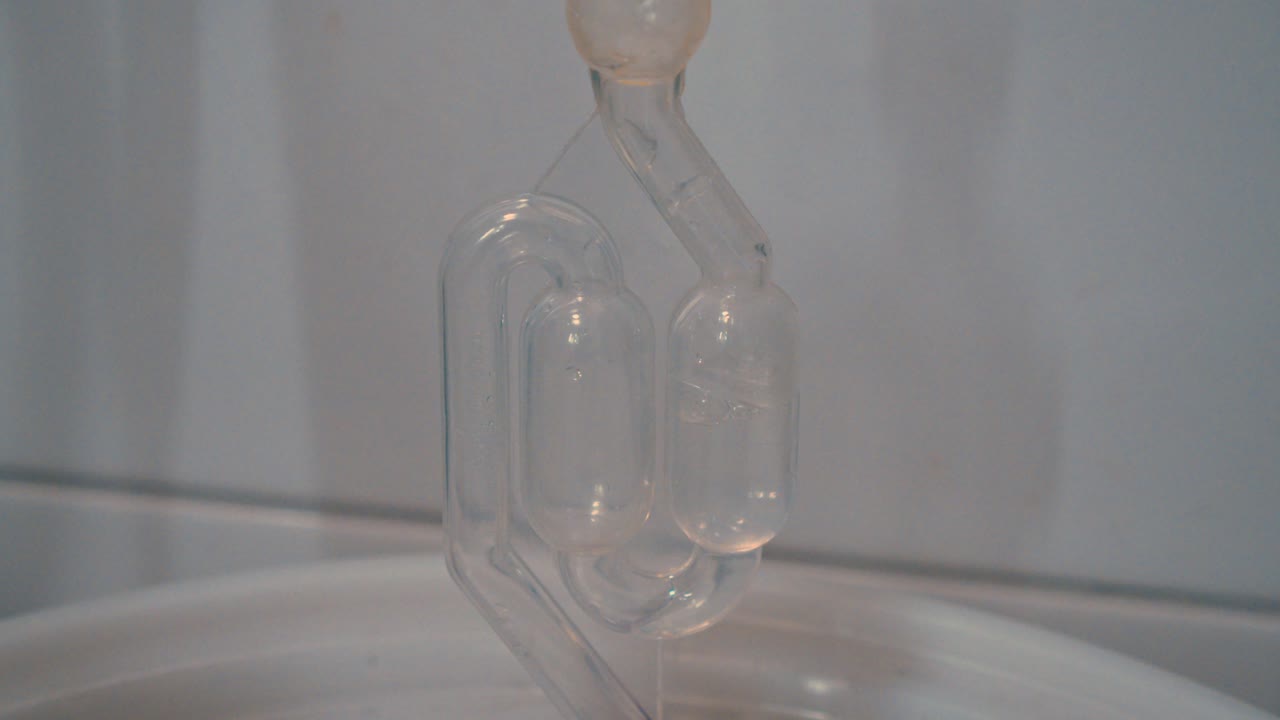 고안성 실험실 실험에서 안전 튜브에 있는 두 개의 거품의 상세한 모습