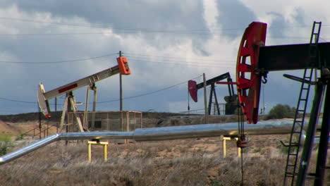 Los-Gatos-De-La-Bomba-Se-Mueven-Hacia-Arriba-Y-Hacia-Abajo-En-Un-Campo-Petrolífero