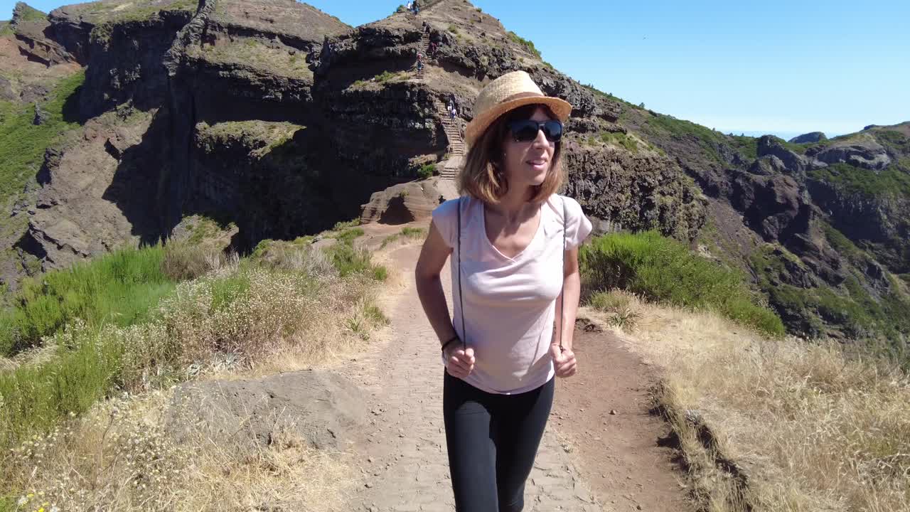Mujer haciendo senderismo en las montañas