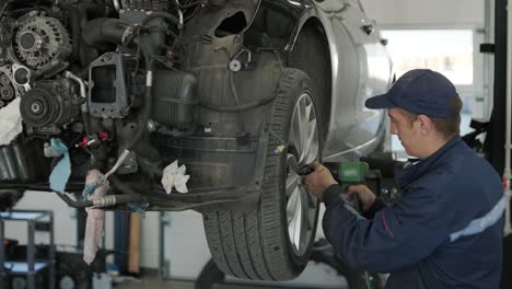 mecánico de reparación de motores de automóviles en un taller de automóviles