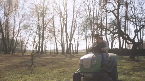 Hombre-Caucásico-Conduciendo-Un-Quad-Con-Su-Hijo-En-El-Campo