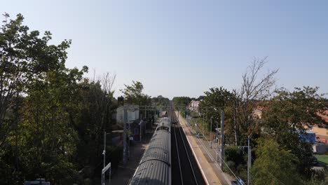 tren pasando por una estación vacía