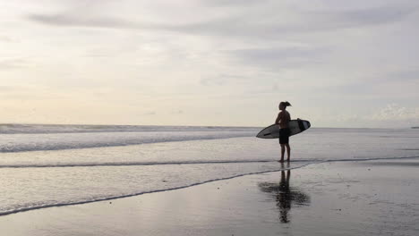 joven con tabla de surf