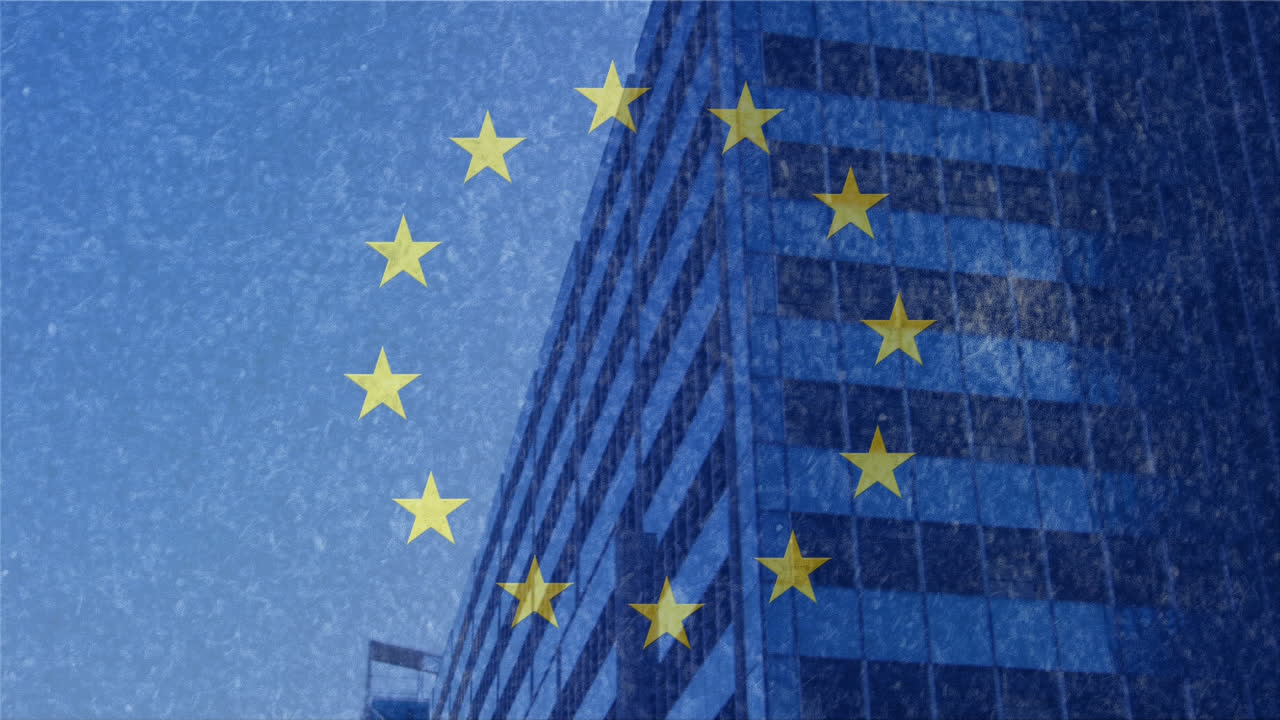 estrellas amarillas girando en círculo contra edificios altos