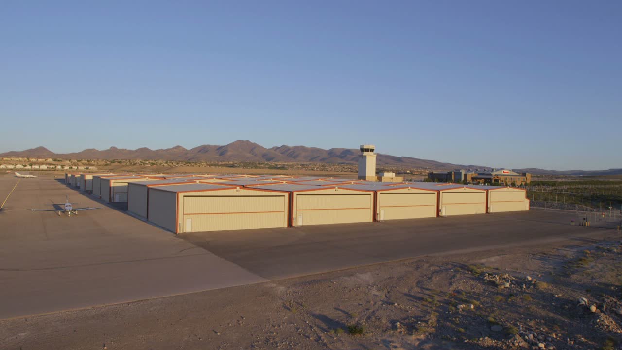 vista aérea de un pequeño aeropuerto cerca de las vegas nevada cuando un avión aterriza