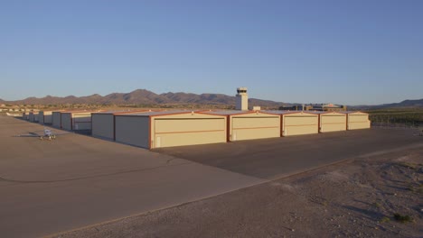 vista aérea de un pequeño aeropuerto cerca de las vegas nevada cuando un avión aterriza