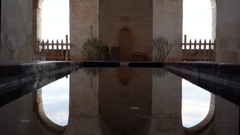vemos el magnífico reflejo de los arcos de la madraza en las tranquilas aguas de la piscina en el patio de zinciriye madrasa