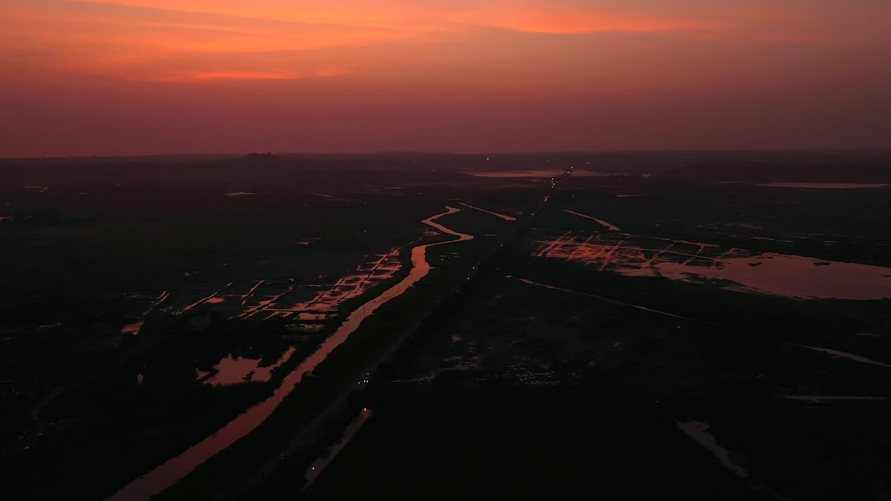 arroyo y campos con un cielo dramático durante la puesta de sol en vasai, mumbai, india