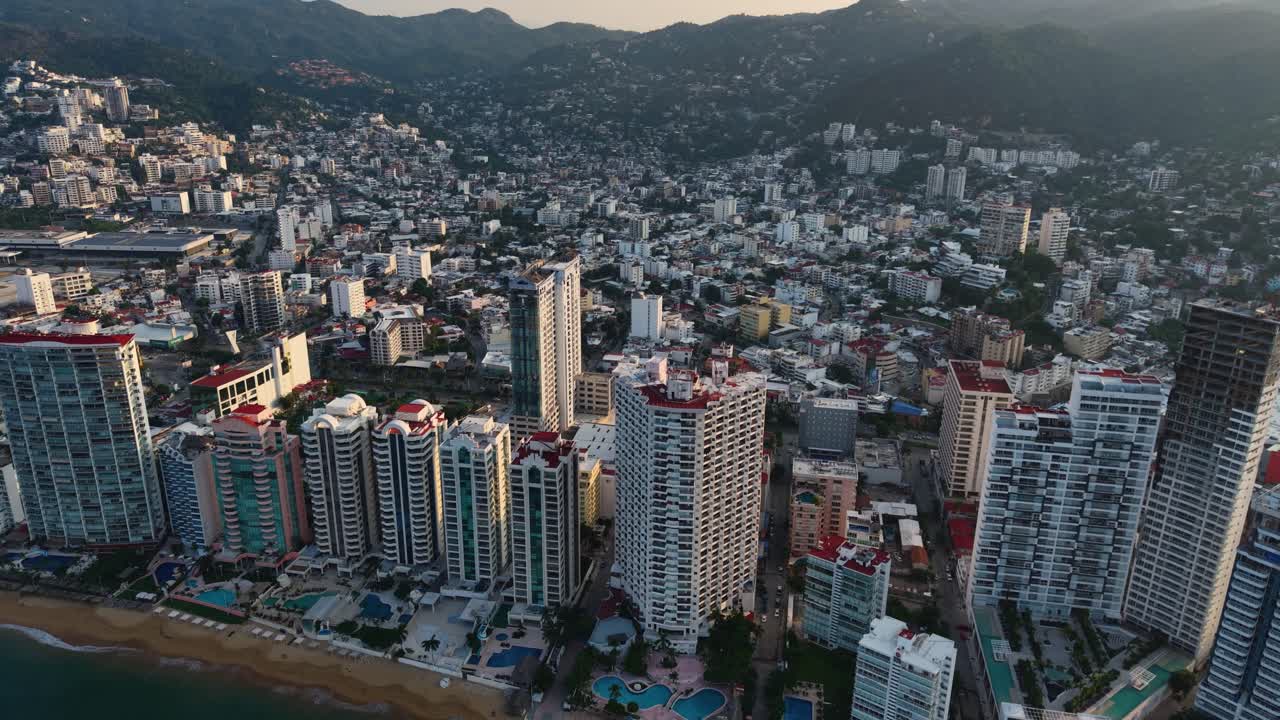 Vista aerea mentre un drone si allontana dal quartiere degli hotel ad Acapulco, in Messico