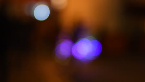 desfocalizar las luces parpadeantes en el fondo borroso de bokeh. disparo nocturno