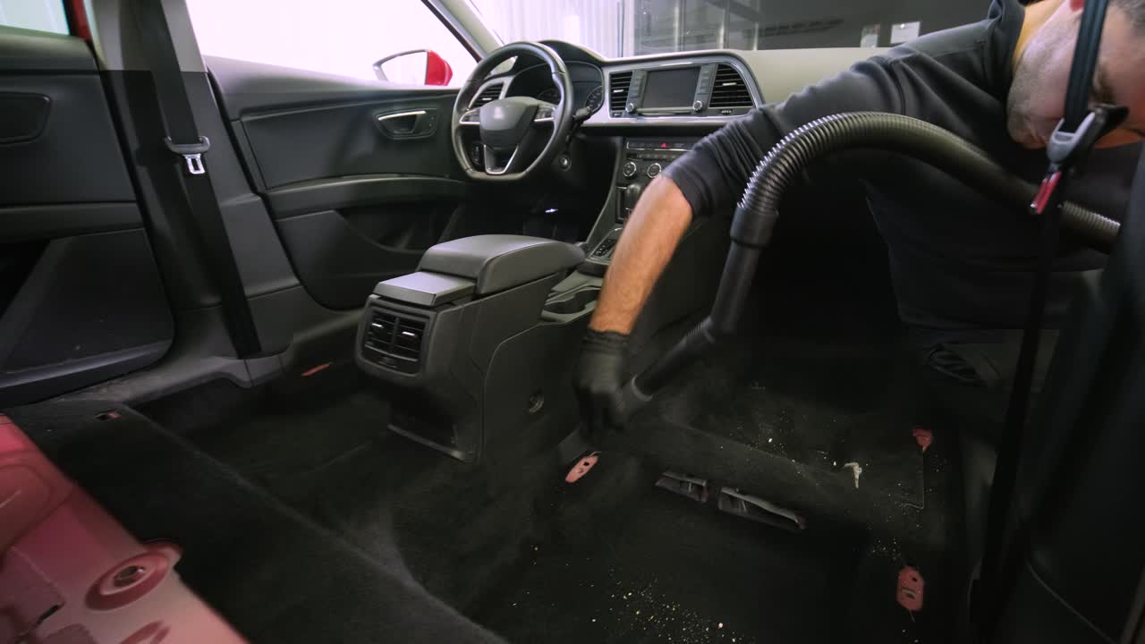 전문적인 자동차 청소. 샤워. 인테리어 세부 사항. 자동차 인테리어를 건조 청소 및 세부 사항; 깊은 좌석 청소; 자동차 세탁에서 거품을 는; 먼지에서 자동차 패널을 청소하는; 진공청소기