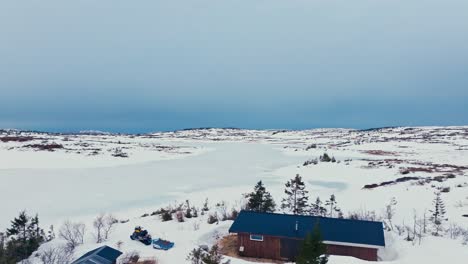 Cabañas-En-La-Remota-Naturaleza-Invernal-En-Verran,-Indre-Fosen,-Noruega