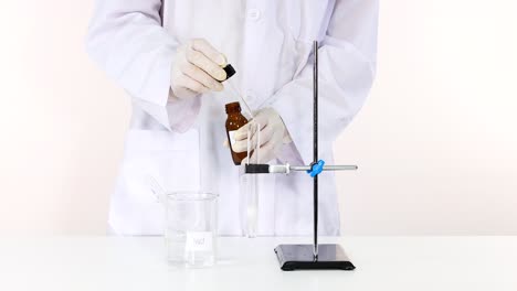 el científico lleva a cabo experimentos con soluciones químicas