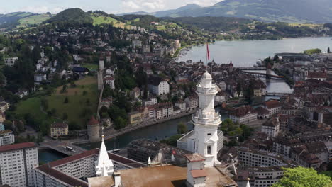 Volando-Al-Hermoso-Hotel-Castillo-Que-Revela-La-Ciudad-De-Luzern,-Suiza