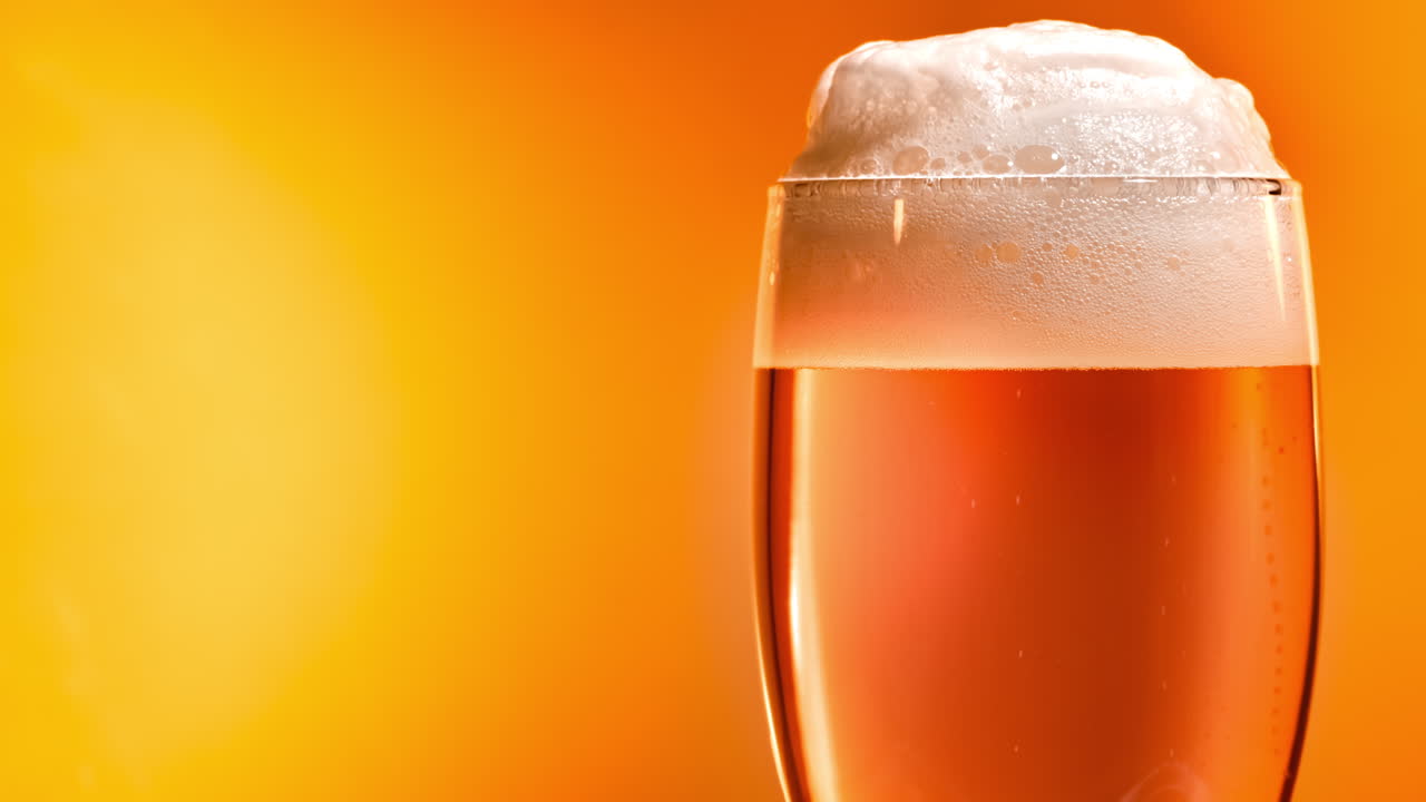 la cerveza lager se asienta en el vaso con una tapa blanca de espuma
