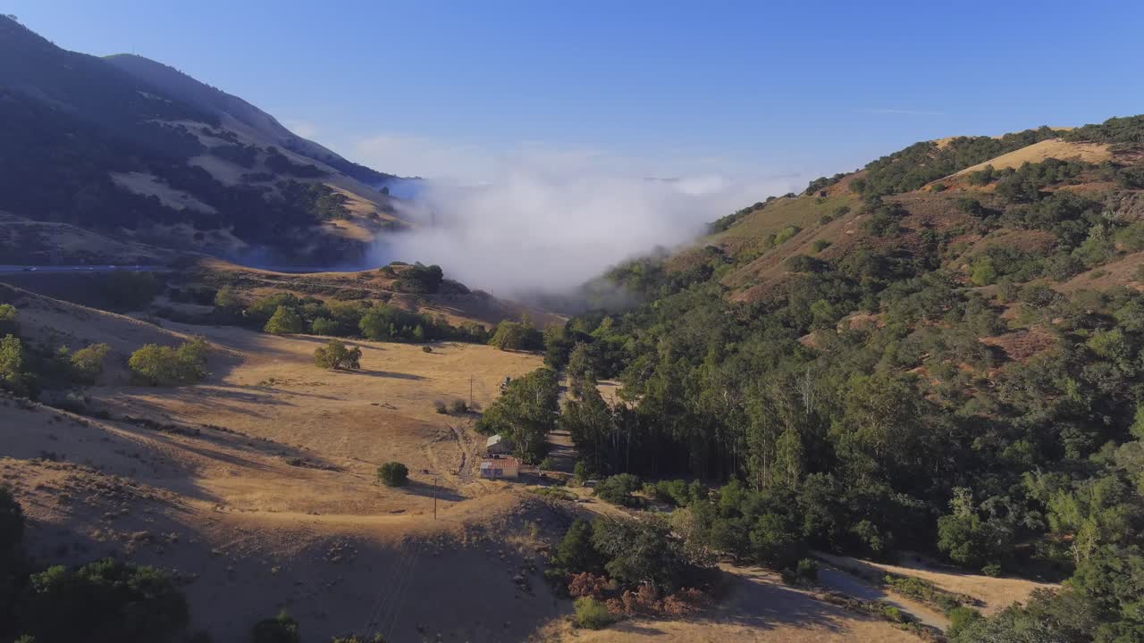volando a través de nubes de niebla en las colinas cerca del condado de san luis obispo en el sur de california