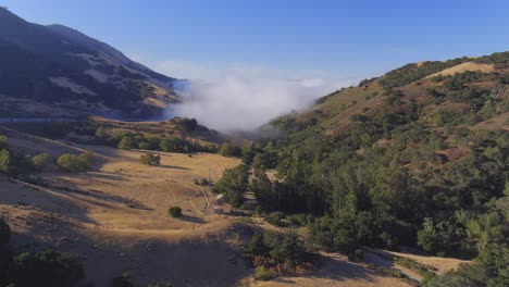 Volando-A-Través-De-Nubes-De-Niebla-En-Las-Colinas-Cerca-Del-Condado-De-San-Luis-Obispo-En-El-Sur-De-California