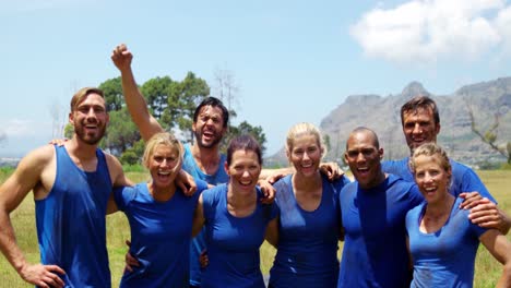 Grupo-De-Personas-En-Forma-Posando-Juntas-En-El-Campo-De-Entrenamiento-4k