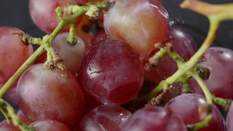 uvas empapadas en gotas en cascada, de cerca