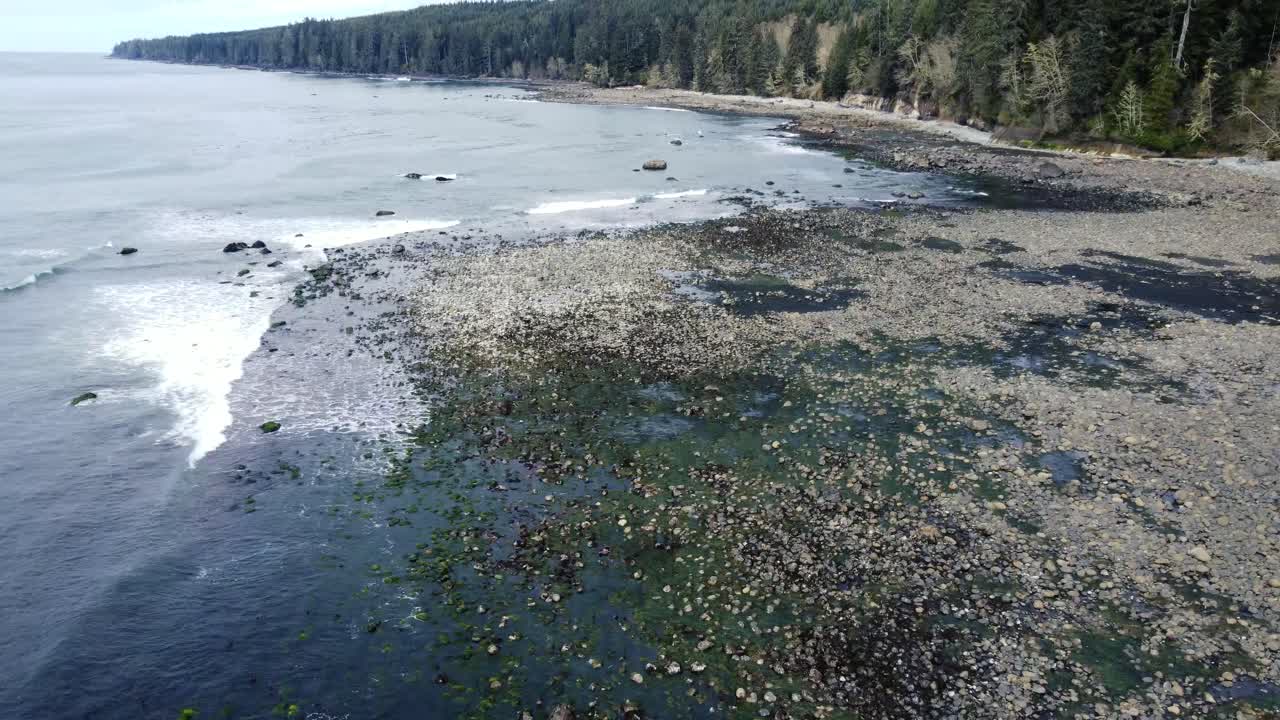 sobrevuelo de dron ascendente de playa rocosa