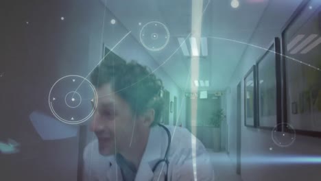 animación de redes de conexiones entre el médico caucásico y el paciente en el hospital