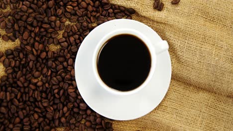 Kaffeetasse-Und-Geröstete-Bohnen-Auf-Sacktextilien