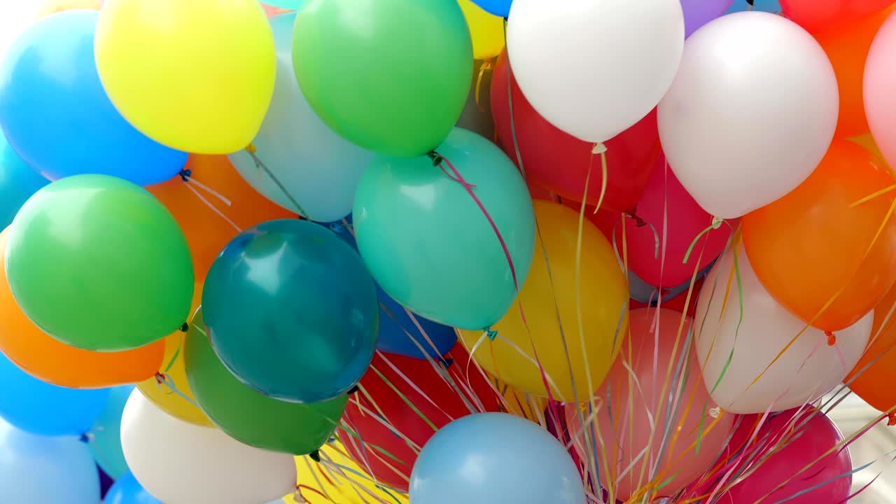 balones de helio de colores festivos.