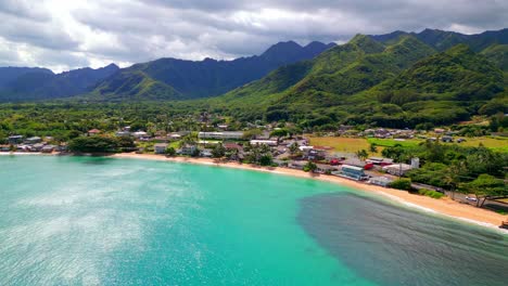 Malerischer-Blick-Auf-Gebäude-Am-Strand-Mit-üppigen-Bergen-Im-Hintergrund-In-Oahu,-Hawaii,-USA