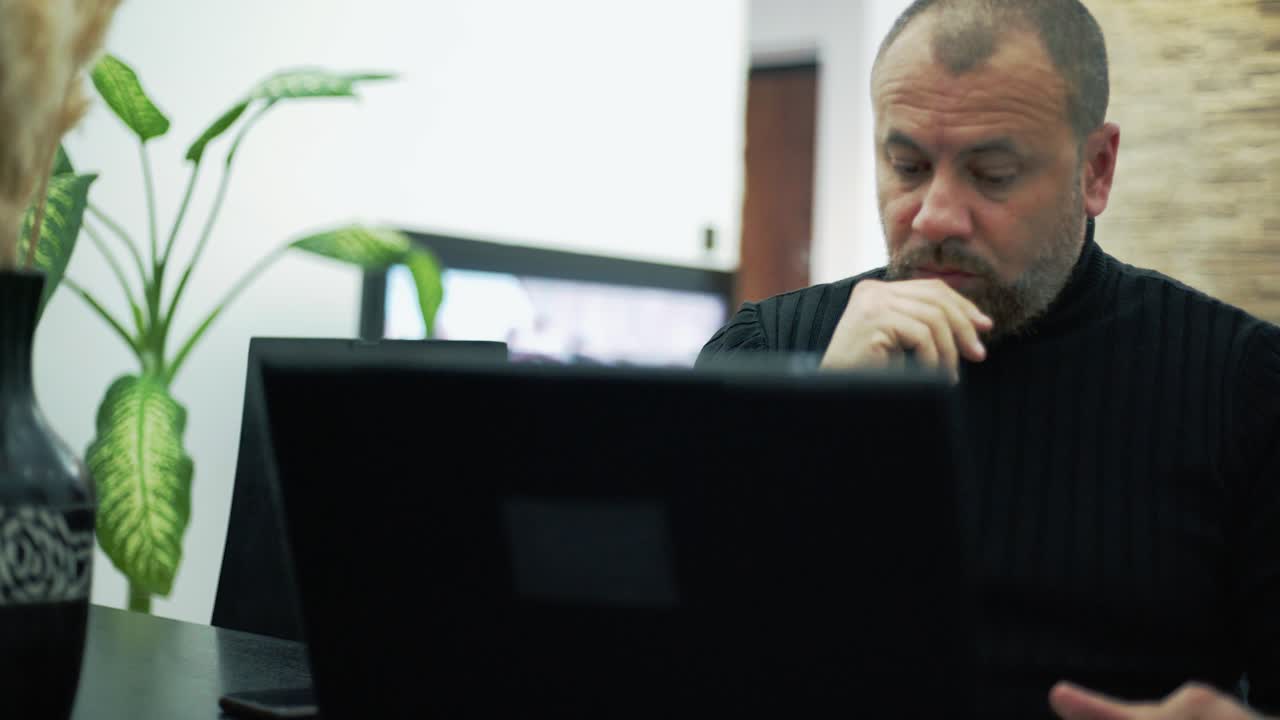 un hombre preocupado por el teléfono en la sala de estar