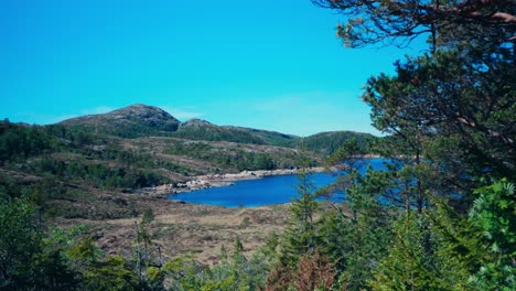 Paisaje-De-Naturaleza-Tranquila-Con-Cordillera-Y-Lago