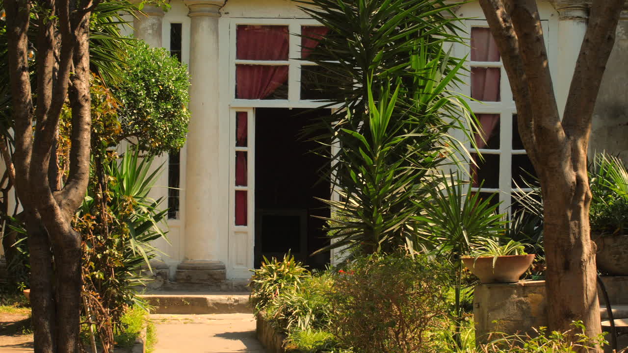 Ingresso di villa italiana con giardino lussureggiante a Napoli, Italia