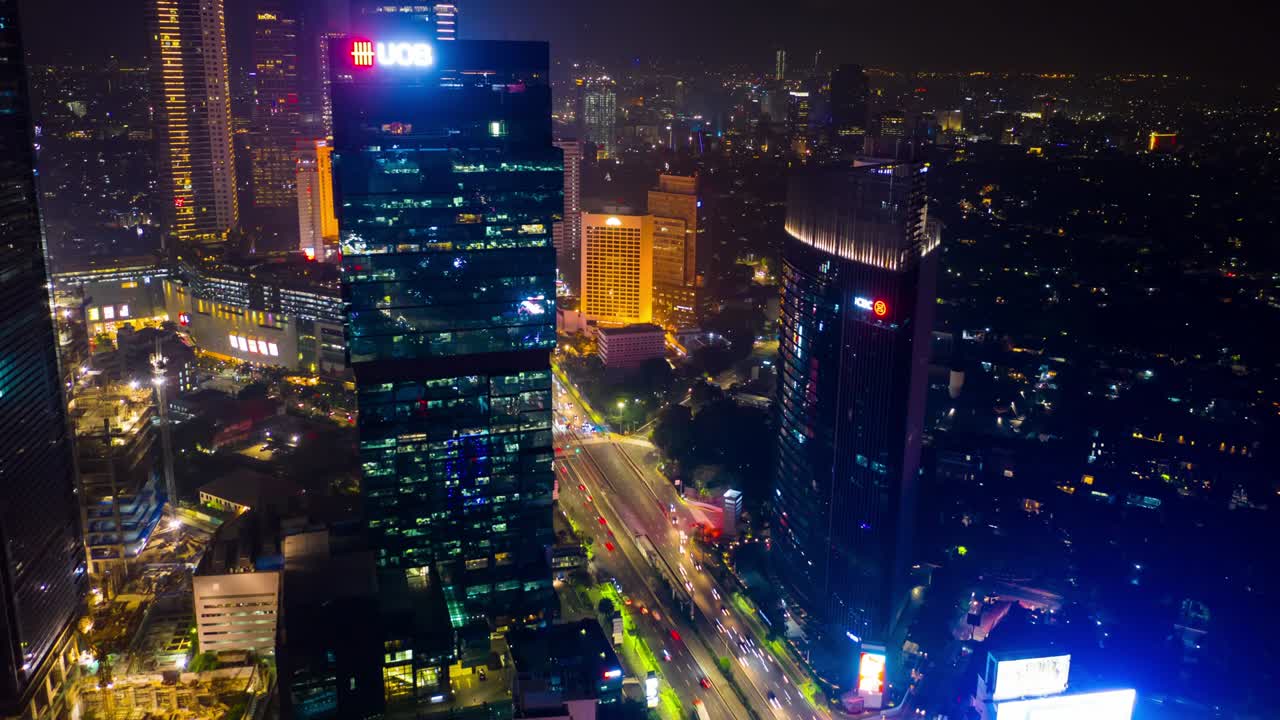 iluminación nocturna de la ciudad de yakarta la calle principal de tráfico de la ciudad de yakarta círculo de la fuente panorama aéreo 4k indonesia