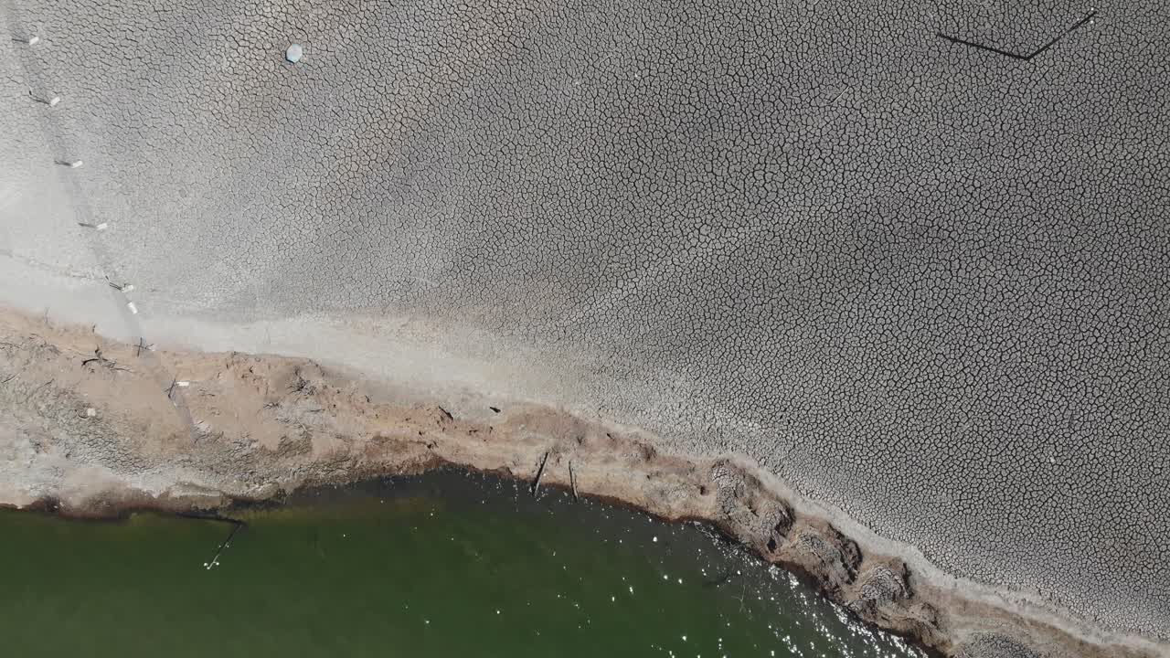 расщепленная водой земля