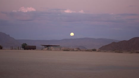 Schöne-Weitwinkelaufnahme-Des-Sonnenuntergangs-In-Der-Namibischen-Wüste-Mit-Einem-Violetten-Blick-Darum-Herum