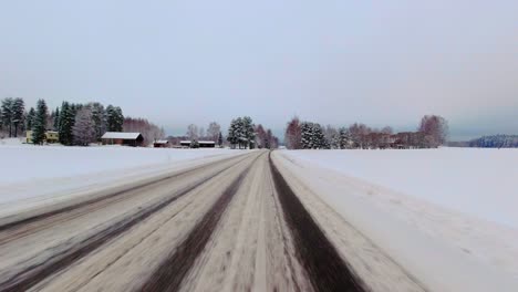 Unidad-Pov-De-Movimiento-Rápido-En-Caminos-Rurales-Cubiertos-De-Nieve-Helada-Viajes-De-Invierno-En-Finlandia