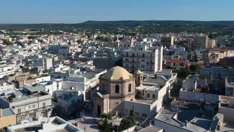 Drohnenaufnahmen-Aus-Der-Provinz-Crisiano-In-Taranto,-Die-Sich-Auf-Die-Kirche-San-Francesco-Im-Herzen-Der-Stadt-Konzentrieren