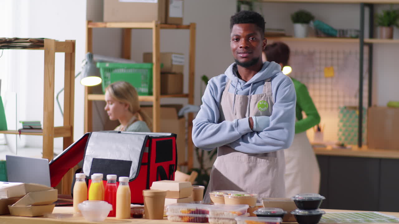 retrato de un trabajador masculino afroamericano en la cocina de entrega de alimentos