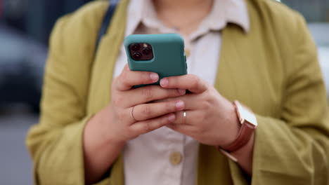 Phone,-hands-and-typing-in-city